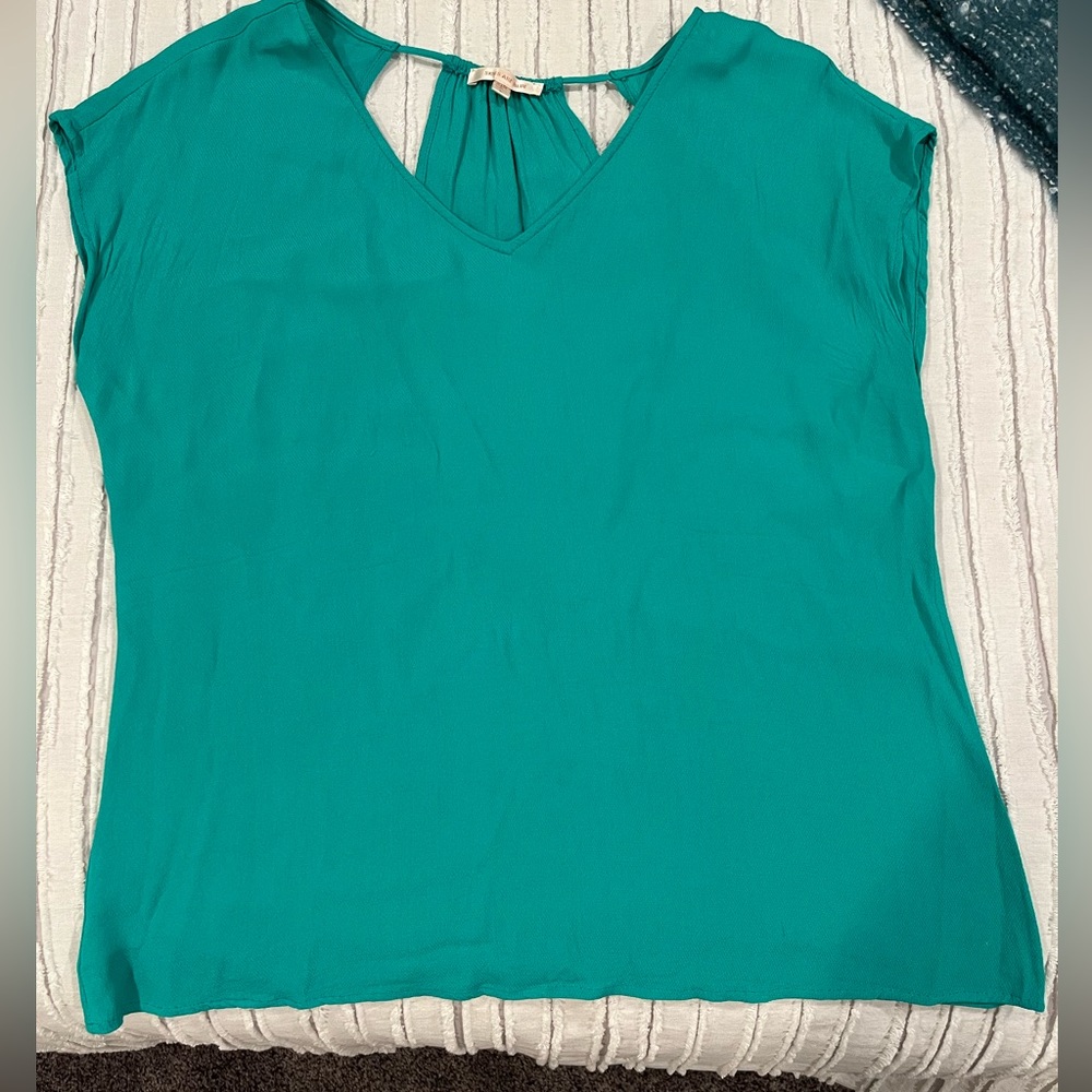 SKIES ARE BLUE
Gena Cut Out Detail Top